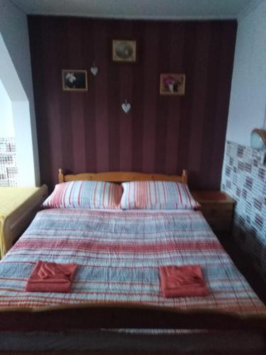 1 queen bed, 1 twin bed