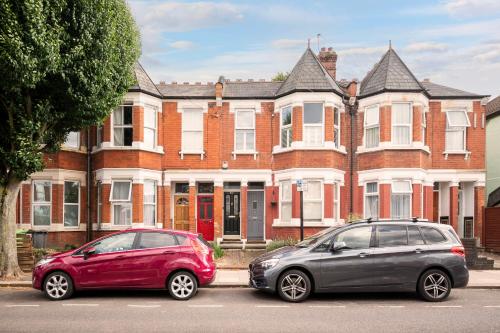 Gorgeous Spacious Garden Flat Wood Green 