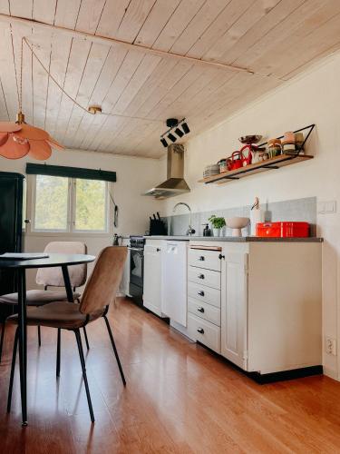 Luxurious red cottage with wood stove near lake in Gölberga