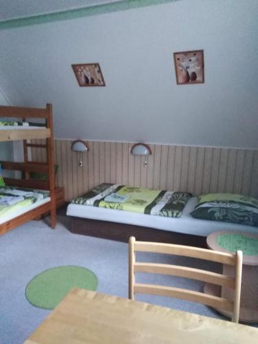 2 twin beds, 2 bunk beds