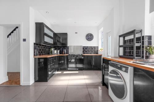 Three Bedroom House by Brookland Stays Serviced Accommodation Short Lets Manchester with Free WiFi, Manchester (fotografie 6)