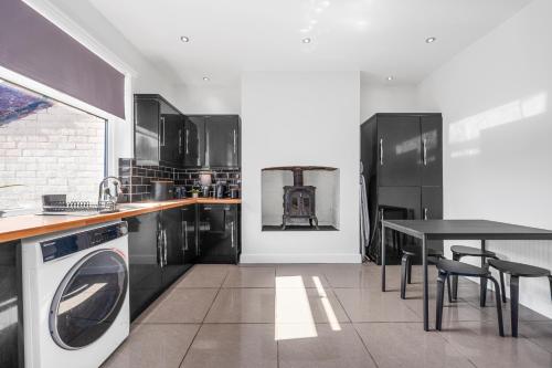 Three Bedroom House by Brookland Stays Serviced Accommodation Short Lets Manchester with Free WiFi, Manchester (fotografie 4)