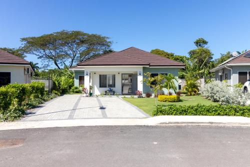Three Bedroom Villas in Drax Hall - Pool Gym - 24hr Security - Beach Closely – khách sạn tại Plantation Village