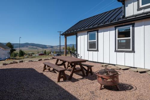 Skats, Last Best Loft - A cozy loft cabin stunning views in Philipsburg (MT)