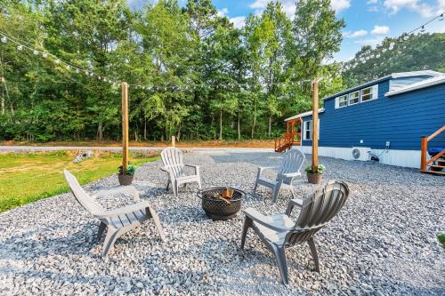 8 All Decked Out, Luxury Tiny House, Boat Parking Mins to Lake Guntersville, Downtown in Guntersville, USA