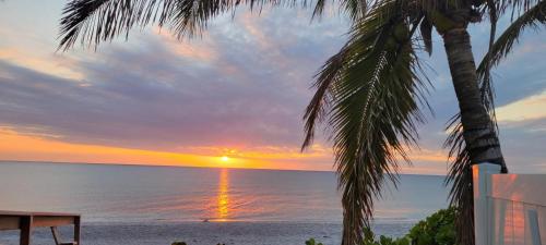 Steps to Beach Pool + Hot Tub 2025 Remodeled! in Englewood (FL)