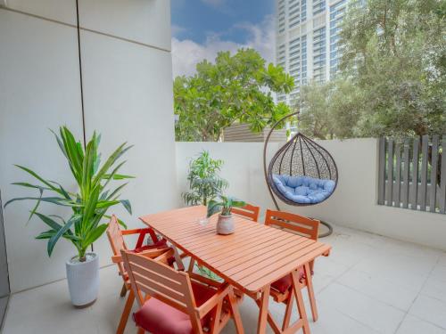 EasyGo - Exceptional 2BDR- Large Terrace-Pool Access, Dubaj
