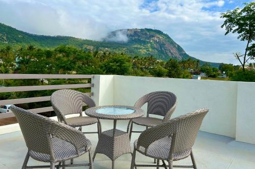 Rooftop Hill View Room - GLENVILLE Holiday Villa, Nandi