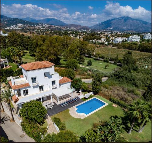 Elegant Villa Retreat with Lush Gardens gîte à louer Puerto Jose Banus