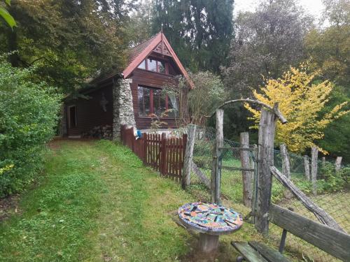 Domek Samotnia w ogrodzie