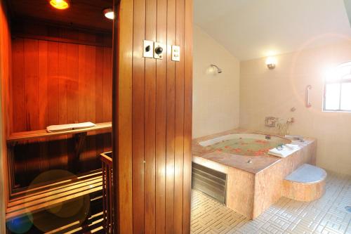 room detail thumbnail 2