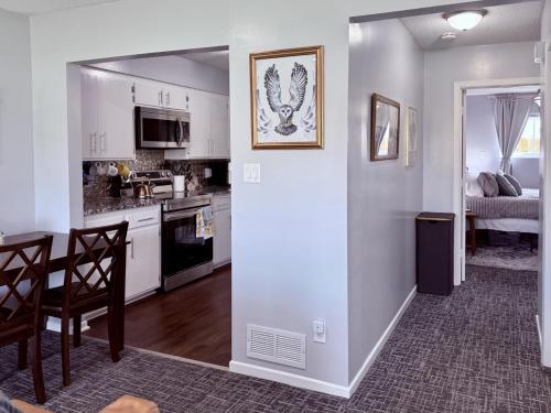 Konyha, Quiet and Relaxing 2 Bedroom in Little Canada in Maplewood