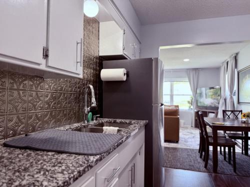 Konyha, Quiet and Relaxing 2 Bedroom in Little Canada in Maplewood