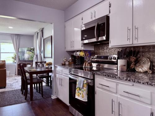 Konyha, Quiet and Relaxing 2 Bedroom in Little Canada in Maplewood