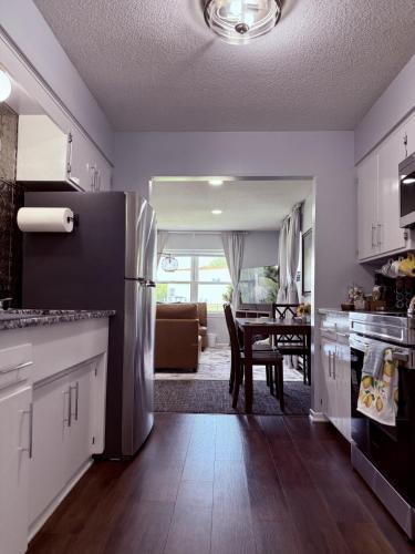 Konyha, Quiet and Relaxing 2 Bedroom in Little Canada in Maplewood