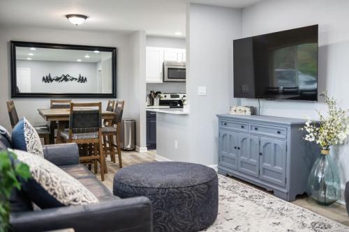 Springs Basecamp Near Airport, Zoo and Iconic Sights – khách sạn tại East Colorado Springs