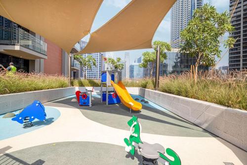 Brand-New 1BR Peninsula With Canal Views, Dubai (Foto 9)