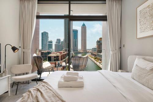 StayMada - Peninsula Waterfront and Pool Views, Dubaj