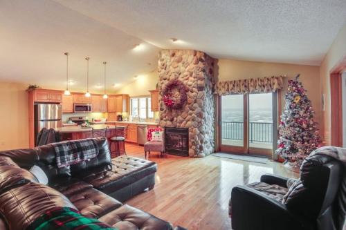 On the lake Hot Tub Pool Table 10 Beds