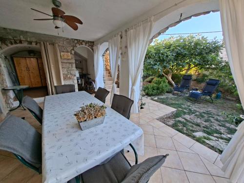 Stone House with garden Laganini in Zlarin