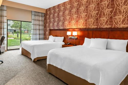 2 queen beds