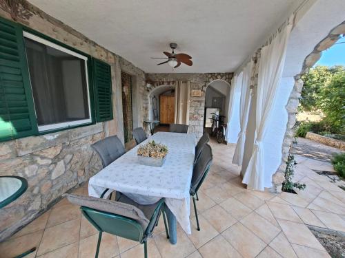 Stone House with garden Laganini in Zlarin