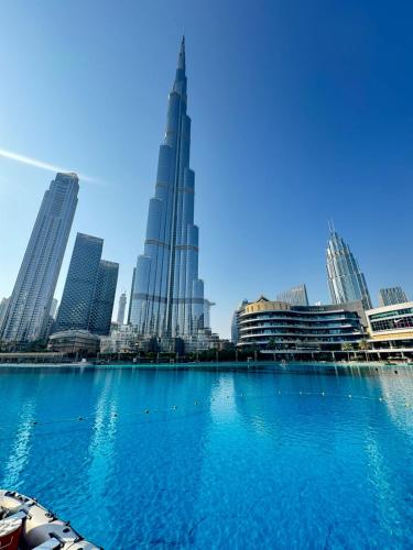 Dubai Fountain and Burj Khalifa view from the Balcony, 2 mins walk to Dubai Mall, Dubái (foto 2)