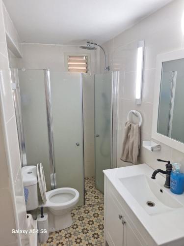 Charming beach 2 room flat in คาร์เมล บีช ฟรอนต์