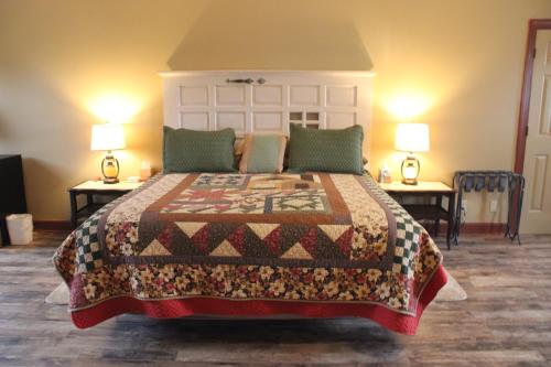 Moonlight Manor Bed & Breakfast in Floyd, USA