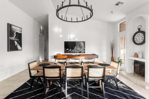 Elegant Stay & Play Getaway in PV with Hot Tub – khách sạn tại Bắc Phoenix
