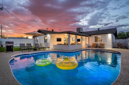 4BR 3BA Tempe Home with Pool, Hot Tub, Putting Green, & Game Room – khách sạn tại Bắc Tempe ASU