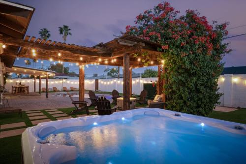 Party at The Palm - Pool, Hot Tub, Pergola with Fire Pit & Much More – khách sạn tại Phố cổ Scottsdale