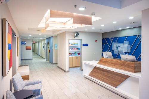 Holiday Inn Express Hotel & Suites Wichita Airport an IHG Hotel - image 16