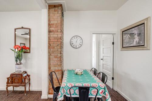 Walk to Historic Square: Jacksboro Home w/ Yard in Džeksboro (TX)