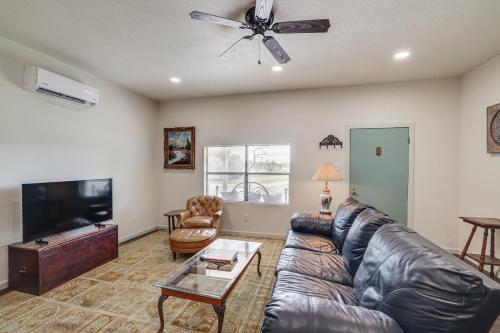 Walk to Historic Square: Jacksboro Home w/ Yard in Džeksboro (TX)
