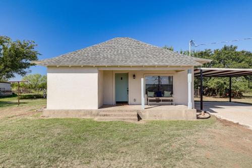 Walk to Historic Square: Jacksboro Home w/ Yard in Džeksboro (TX)
