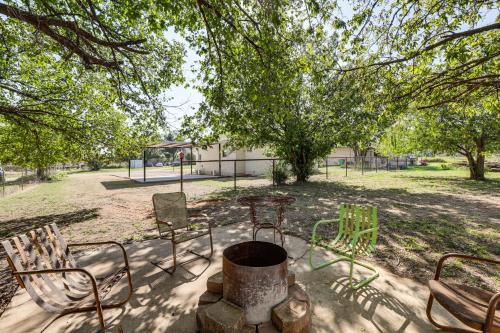 Walk to Historic Square: Jacksboro Home w/ Yard in Džeksboro (TX)