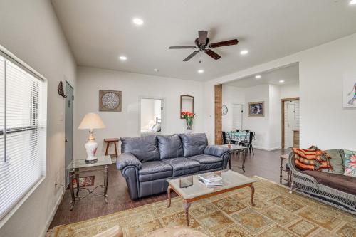 Walk to Historic Square: Jacksboro Home w/ Yard in Džeksboro (TX)