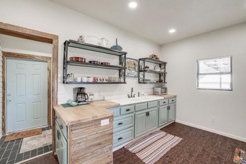 Walk to Historic Square: Jacksboro Home w/ Yard in Džeksboro (TX)