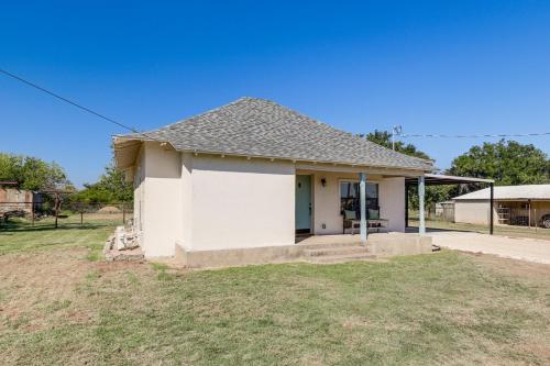 Walk to Historic Square: Jacksboro Home w/ Yard in Džeksboro (TX)