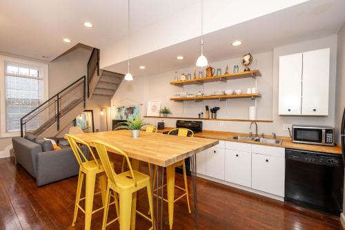 Loft Life Pendleton 2 - Chic Downtown Condo for 4