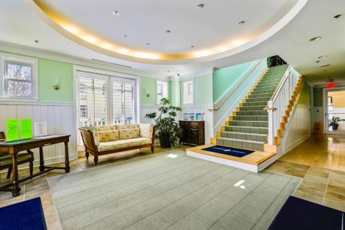 Sunset Island - 35 Fountain 3B near Dead Freddies Island Grill