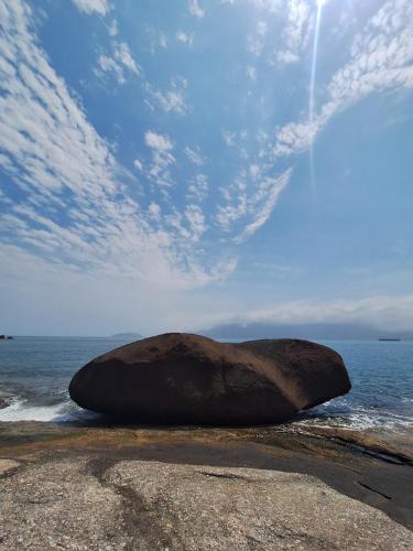 Ame a Ilha mais Bela - banheiro conceito - 150m da praia vista da mata in Praia do Viana