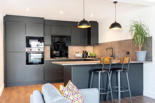 Central 2-bed Modern Home With Garage - Cheltenham