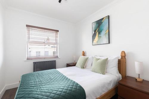 Central 2-Bed Modern Home with Garage - image 2