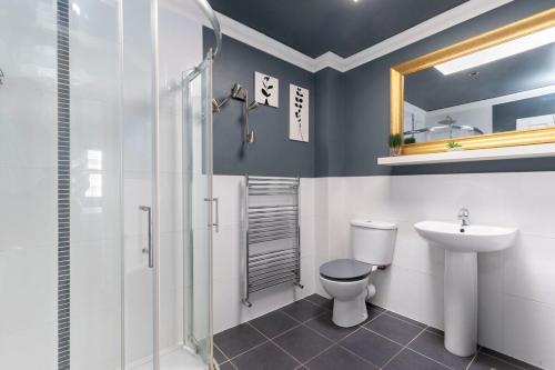 Central 2-Bed Modern Home with Garage - image 5