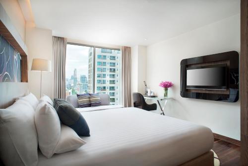 Executive Deluxe King Room with Lounge Access image 5