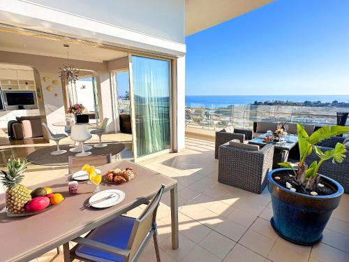 Serenity by the Ocean Penthouse by BeCherish, Páteo