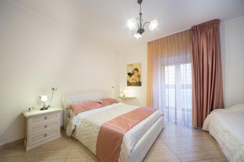 2 queen beds, 1 twin bed