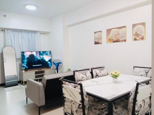 JFam Suites Allegra Condo with Balcony, FREE Parking, Manila